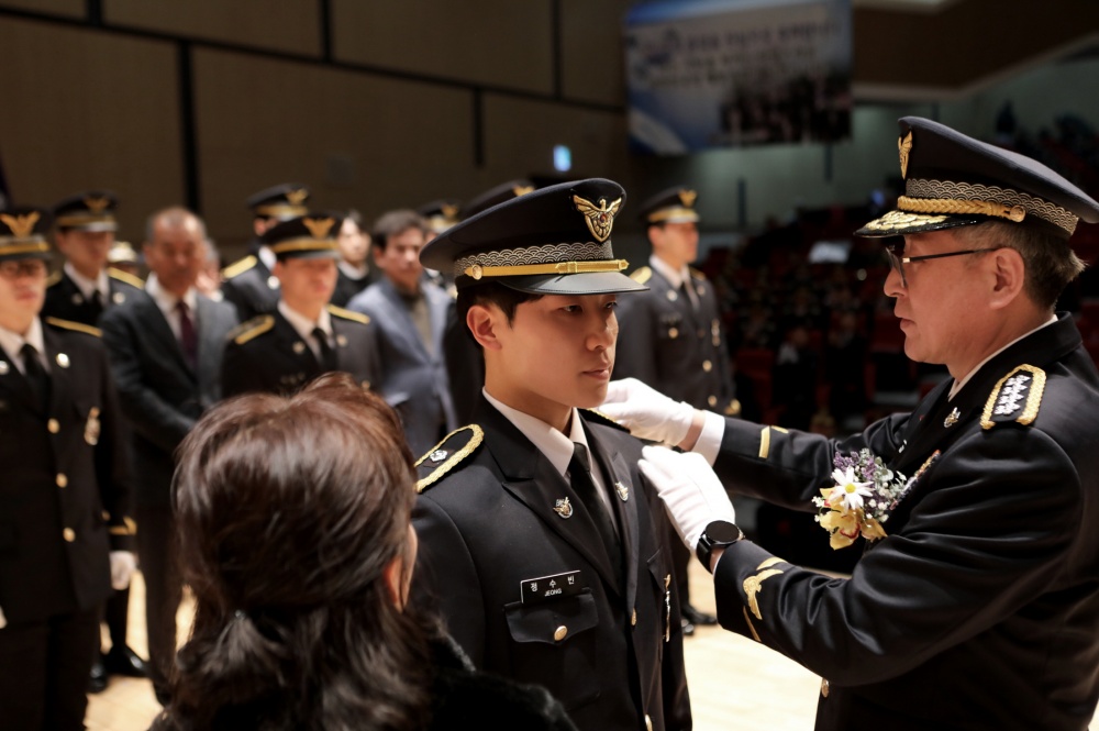 ▲ 제9기 해양경찰 간부후보생 임용자 계급장 부착식