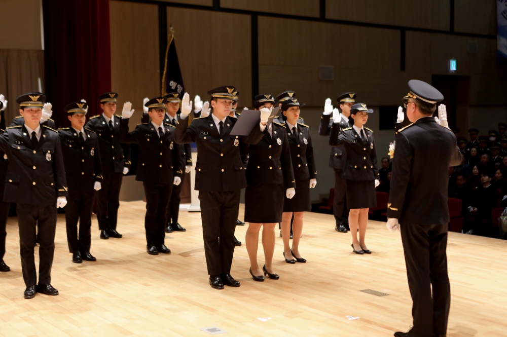 ▲ 간부후보생이 복무선서를 하고 있다.