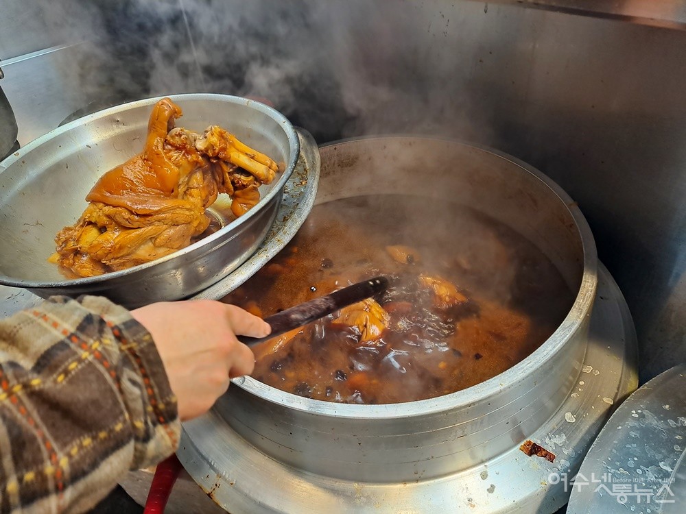 ▲공은정씨가 갓 삶아낸 족발을 건져내고 있다.  ⓒ조찬현