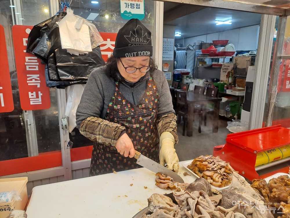 ▲여수 서시장 동춘족발 공은정씨가 족발을 썰고 있다. ⓒ조찬현