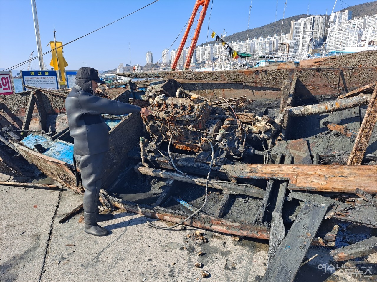 ▲인양작업 관계자는 “폐선박의 엔진 부식 상태로 봐서 침수된 지 수십 년은 된 것 같다”고 했다, ⓒ수로자원 제공