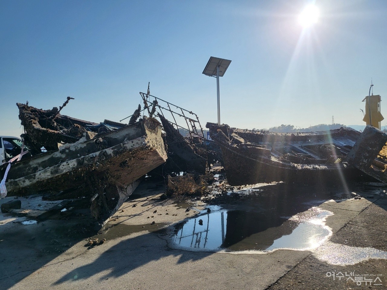 ▲수십 년(?) 전 침몰된 것으로 추정되는 인양된 3척의 폐어선이다. ⓒ수로자원 제공