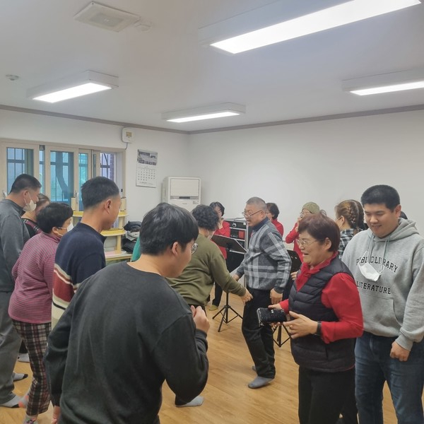 ▲쌍봉복지관 장애인햇터교실 친구들과 하모니카봉사단의 함께 어울림 한마당 ⓒ 김연우