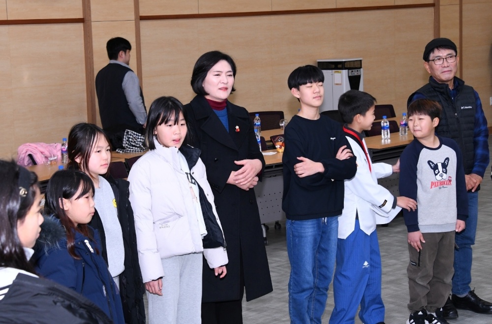 ▲ 박성미 시의원이 토론회에 참여한 청소년과 함께 있다.