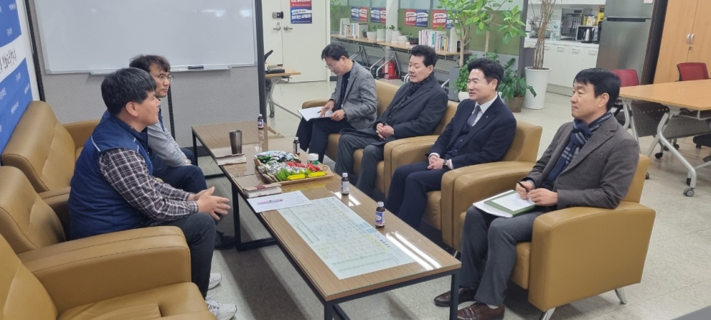 ▲  교직단체 및 노동조합 사무실 방문간담 모습