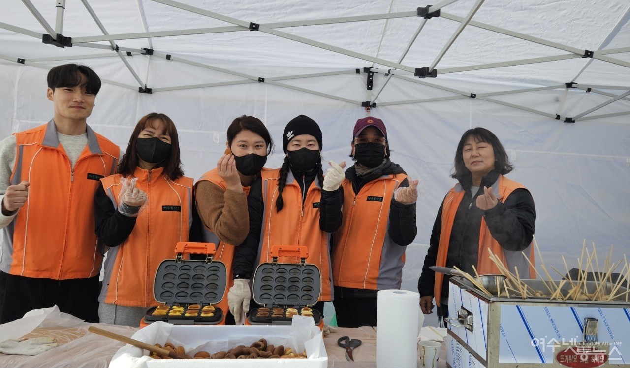 ▲ 30일 '온기나눔 커피콩빵 봉사활동'에 나선 여수꽃사모 회원들