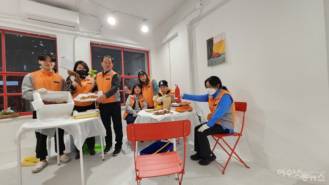 ▲ 30일 '온기나눔 커피콩빵 봉사활동'을 위해 여수꽃사모 박근호 회장과 회원들이 음식을 준비하는 모습