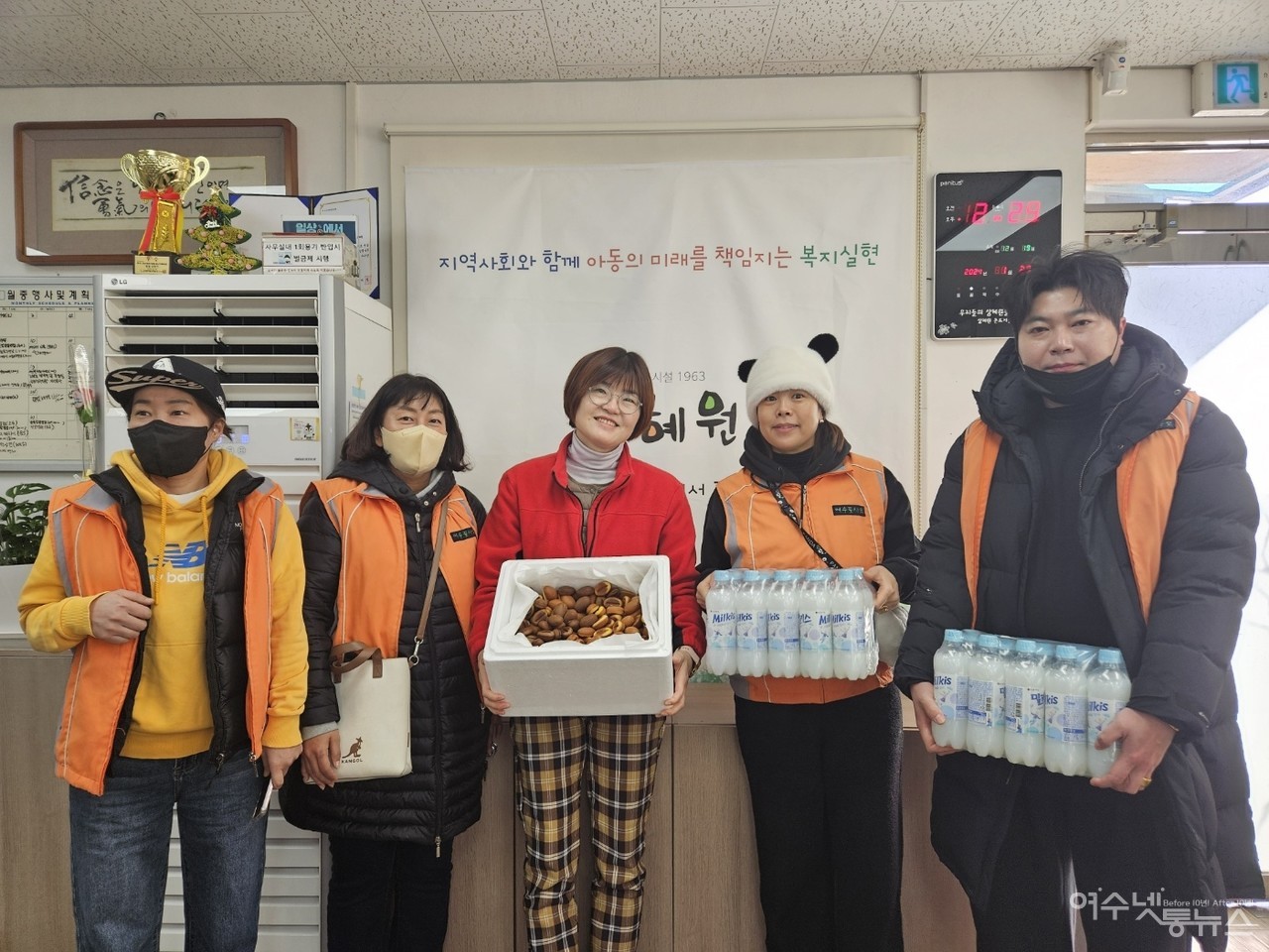 ▲ 30일 '온기나눔 커피콩빵 봉사활동'에 나선 여수꽃사모 회원들이 물품을 든 가운데 우측 첫번째와 두번째가 매번 봉사활동을 나서는 국민학교를 운영하는 장미경씨 부부다.