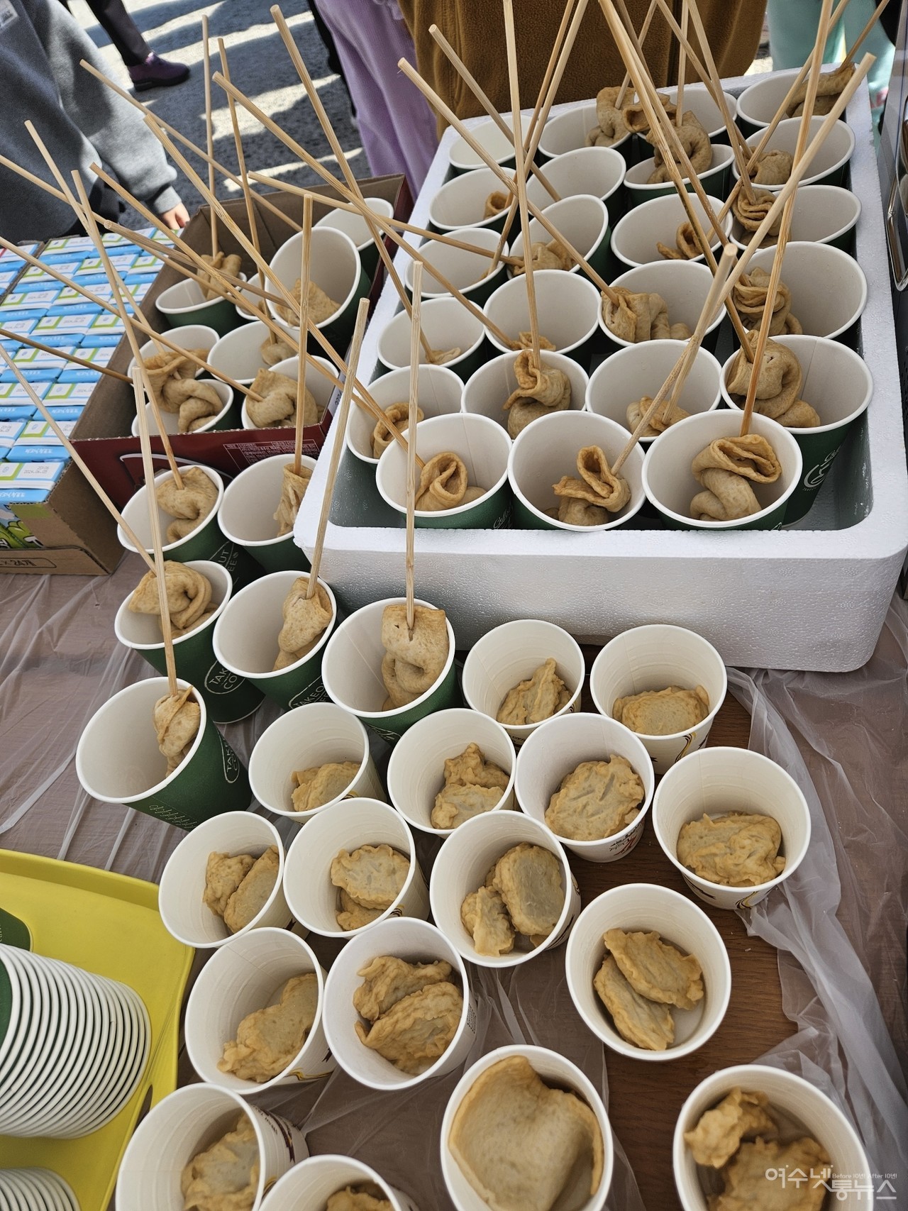 ▲ 30일 '온기나눔 커피콩빵 봉사활동'에 나선 여수꽃사모 회원들이 준비한 오뎅