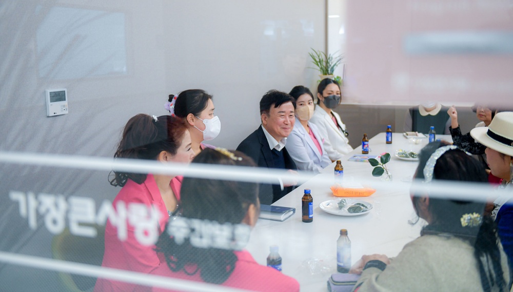 ▲센터종사자와 ‘낭만여수 장구사랑’ 자원봉사자 등과 차담회 중인 정기명 시장