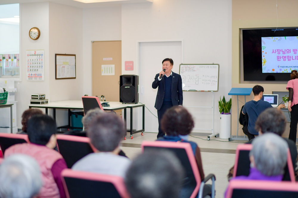 ▲ 센터 프로그램에 참여해 어르신들과 친교 시간을 갖는 정기명 시장