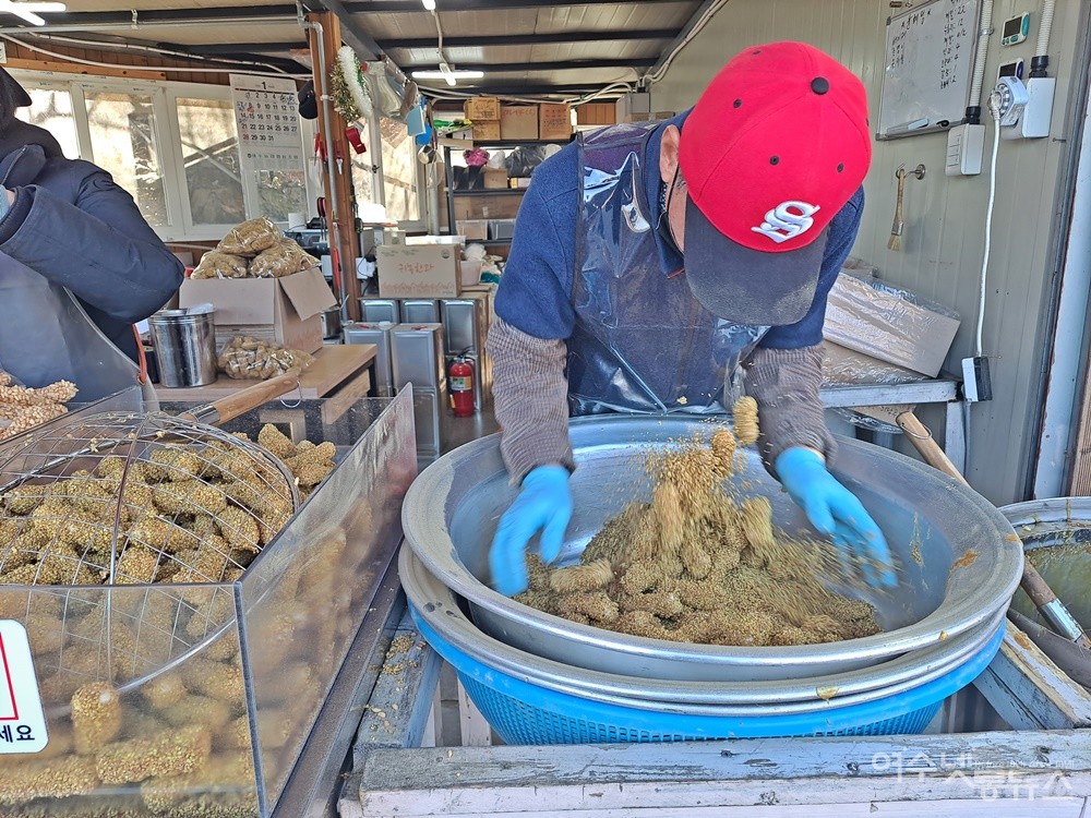 ▲소담원의 대표 메뉴인 메밀 유과를 즉석에서 만들고 있다. ⓒ조찬현