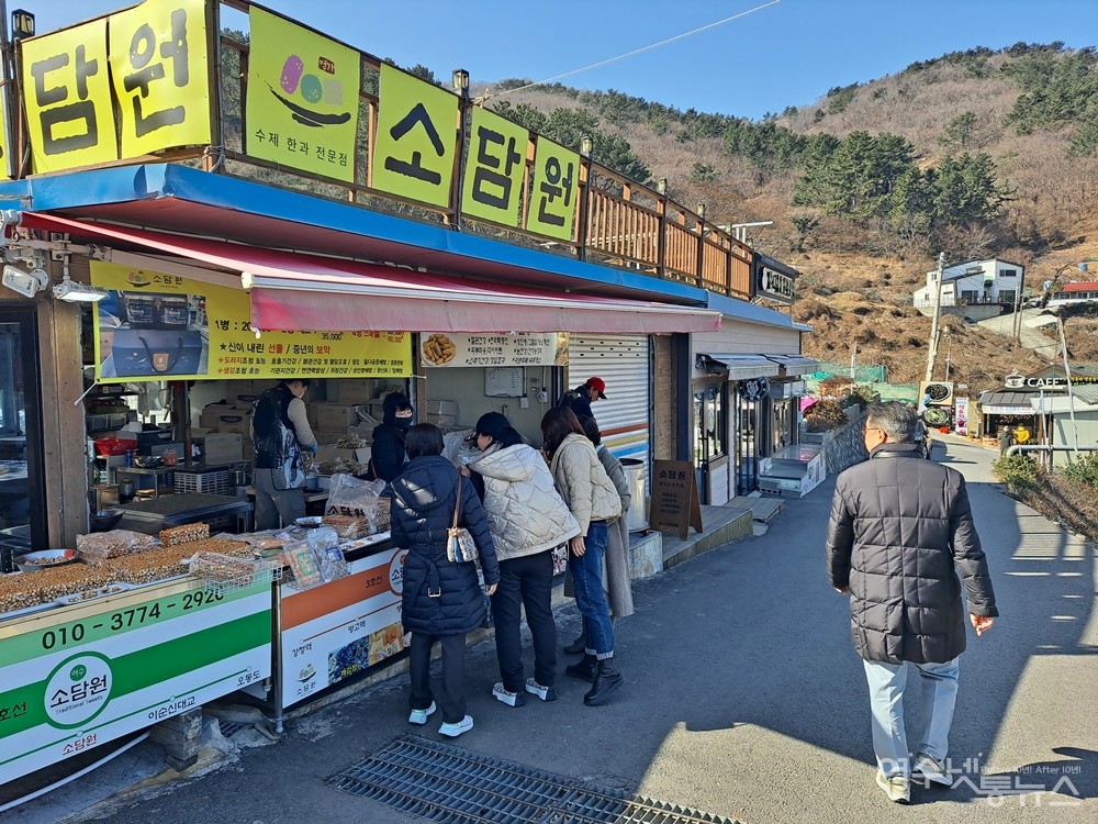 ▲여수 향일암 절집 앞에 있는 한과 전문점 여수 소담원이다. ⓒ조찬현