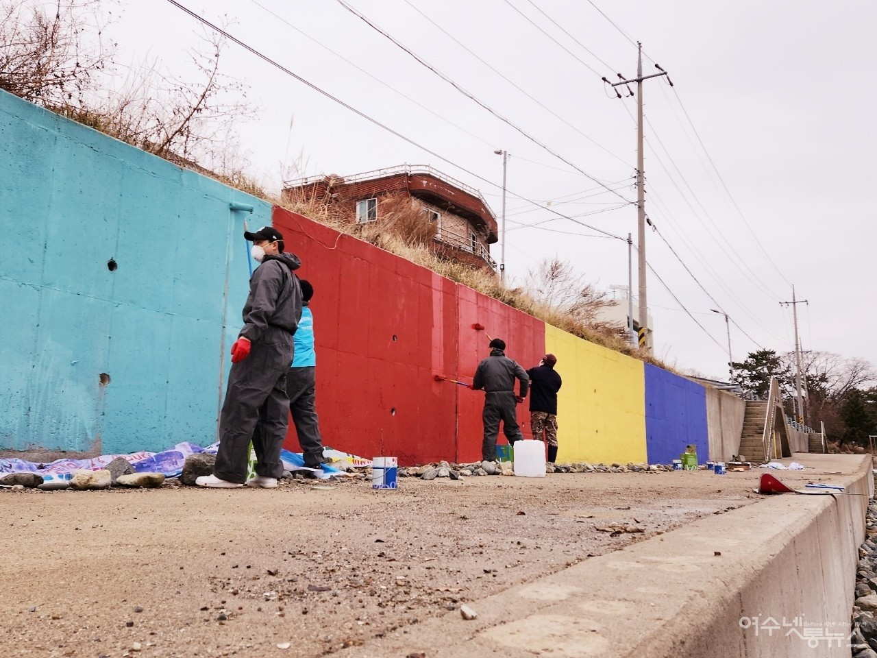 ▲ ‘2023년 해양수산가족이 함께하는 바다지기 후원사업 워크숍’과 설맞이 어촌돕기 자원봉사에서 3일간의 페인트 도색작업에 한영대 봉사단인 화공과와 간호학과 학생들이 참여했다 ⓒ정종현 제공