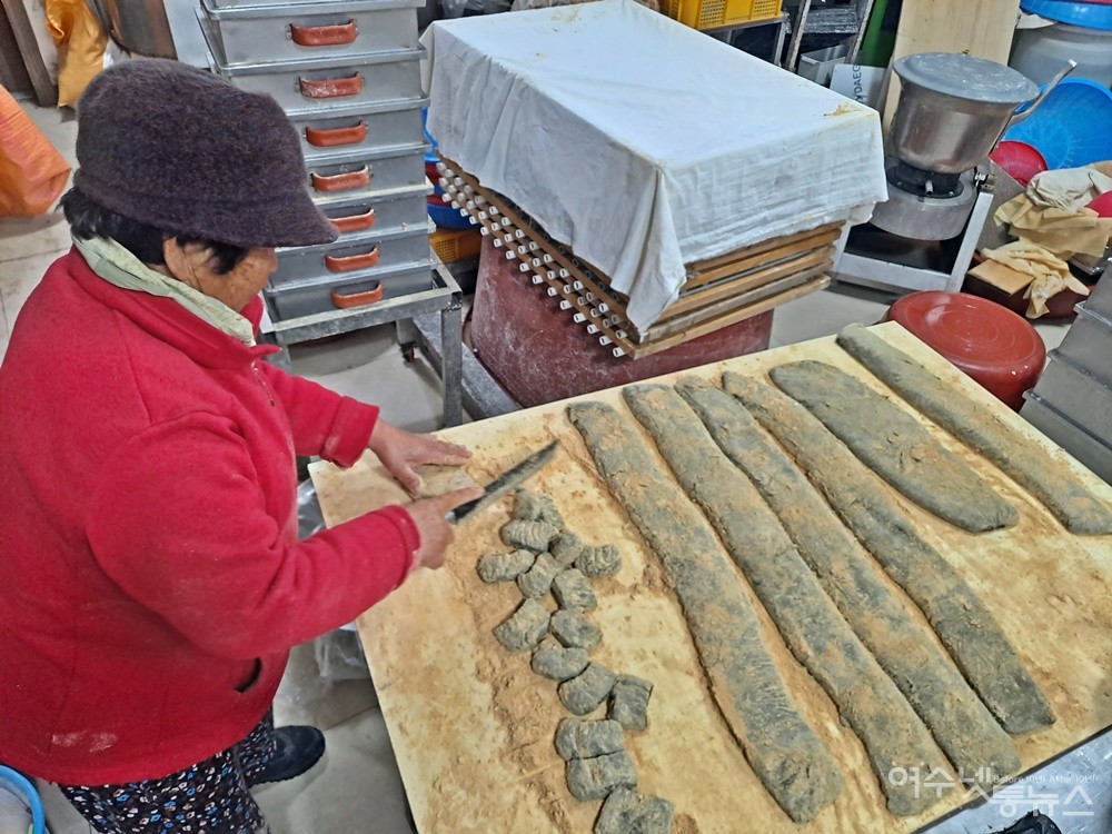 ▲어르신이 쑥 인절미를 적당한 크기로 자르고 있다.  ⓒ조찬현