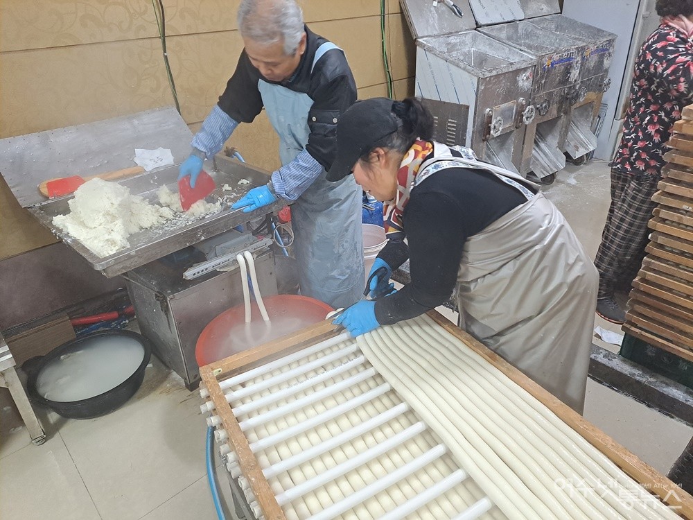▲서촌 떡방앗간에서 설날 먹을 가래떡을 뽑고 있다. ⓒ조찬현