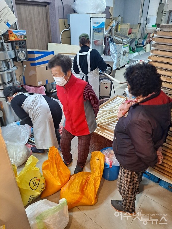 ▲어르신들이 설 떡국 떡을 하기 위해 순번을 기다리고 있다. ⓒ조찬현