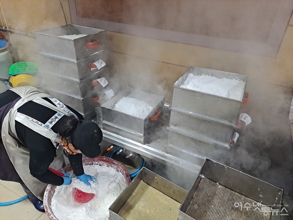 ▲가래떡을 만들기 위해 물에 불려 빻은 쌀을 찜기에 담고 있다. ⓒ조찬현
