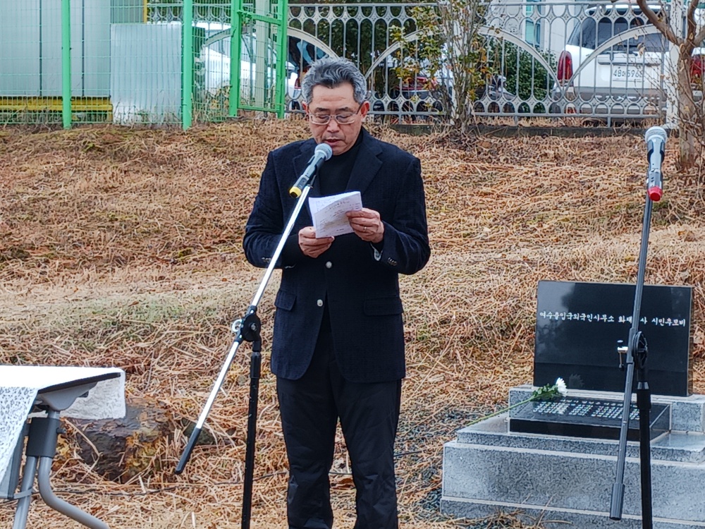 ▲순천희락교회 정홍순 목사가 추모시 ‘꽃도 구름도 없었다’를 낭송했다.