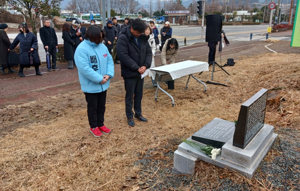 ▲ 추모비에 헌화하는 사람들