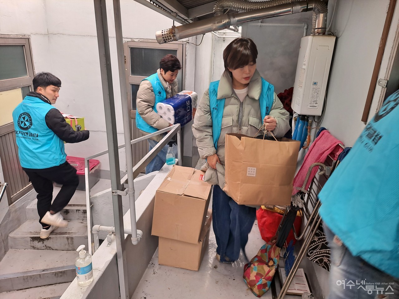 ▲여수 우산클럽 회원들이 위문품을 전달하기 위해 덕충동 화재 피해 가정을 찾았다. ⓒ조찬현