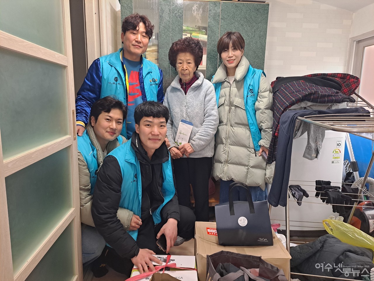 ▲여수 덕충동 화재 피해 가정을 방문한 우산클럽 김태호 회장과 회원들이다. ⓒ조찬현