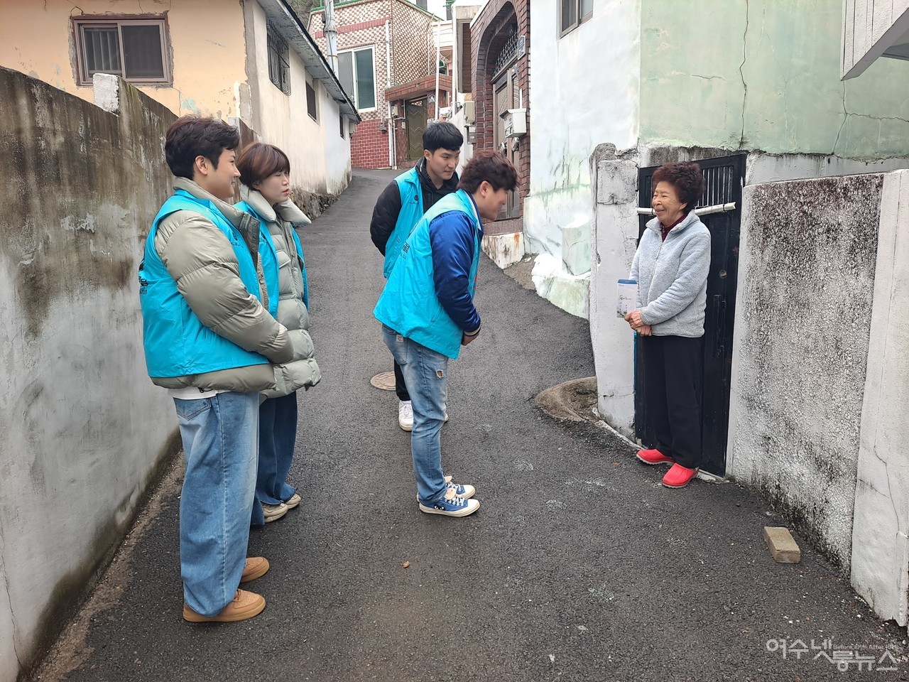 ▲여수 우산클럽 회원들이 덕충동 화재 피해 가정을 방문 어르신의 안부를 묻고 있다. ⓒ조찬현