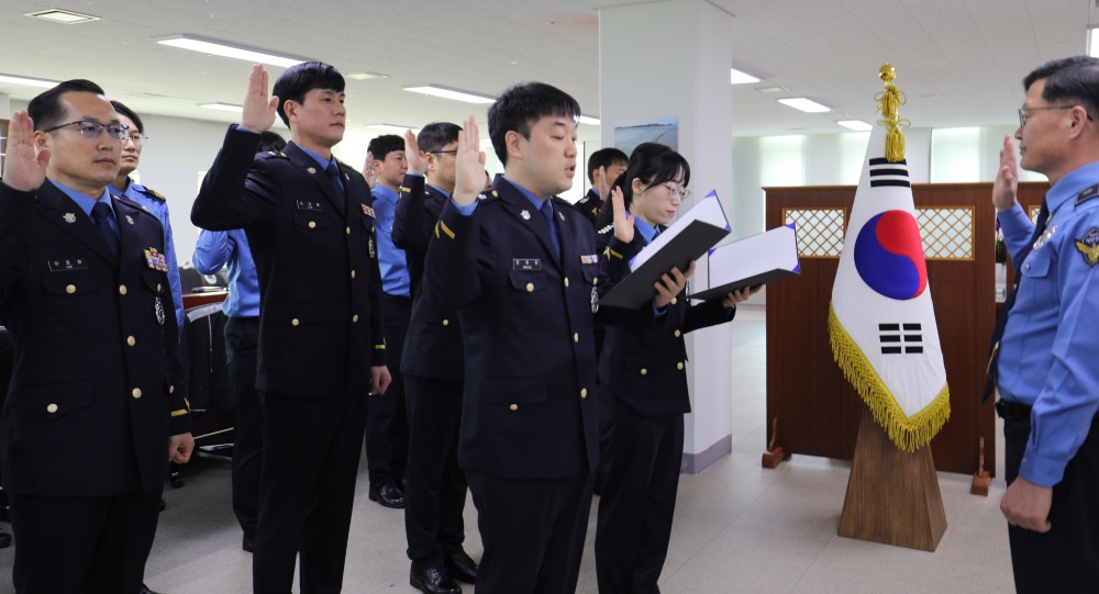 ▲해양경찰교육원 신규 교수요원 16명 표장 수여식