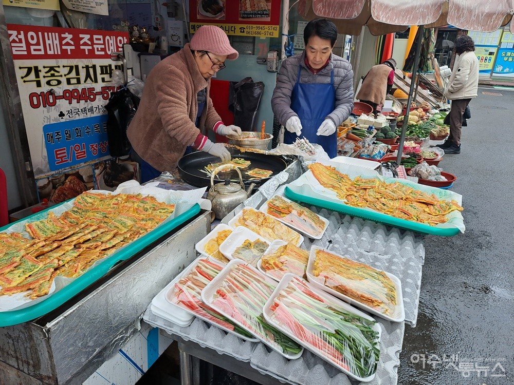 ▲6년째 여수 도깨비시장에서 산적과 전을 부치고 있는 황원숙씨 부부다. ⓒ조찬현