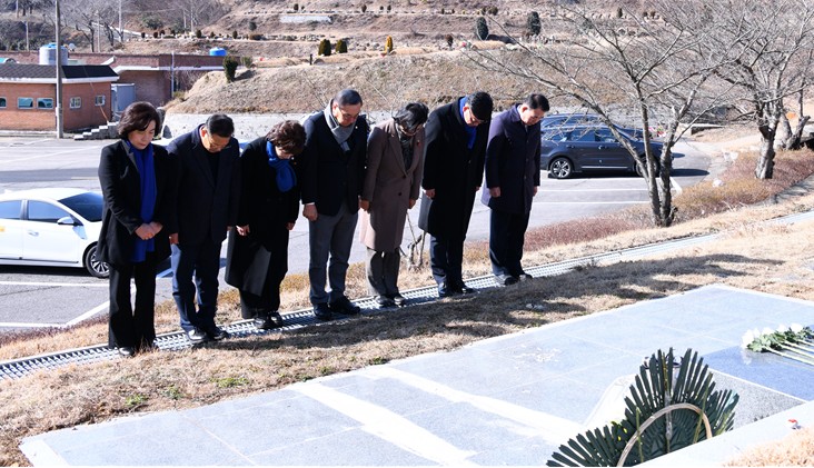 ▲ 여수시의회 여순사건특별위원회가 설 명절 맞아 여순사건 희생자 집단묘역을 참배하고 있다.