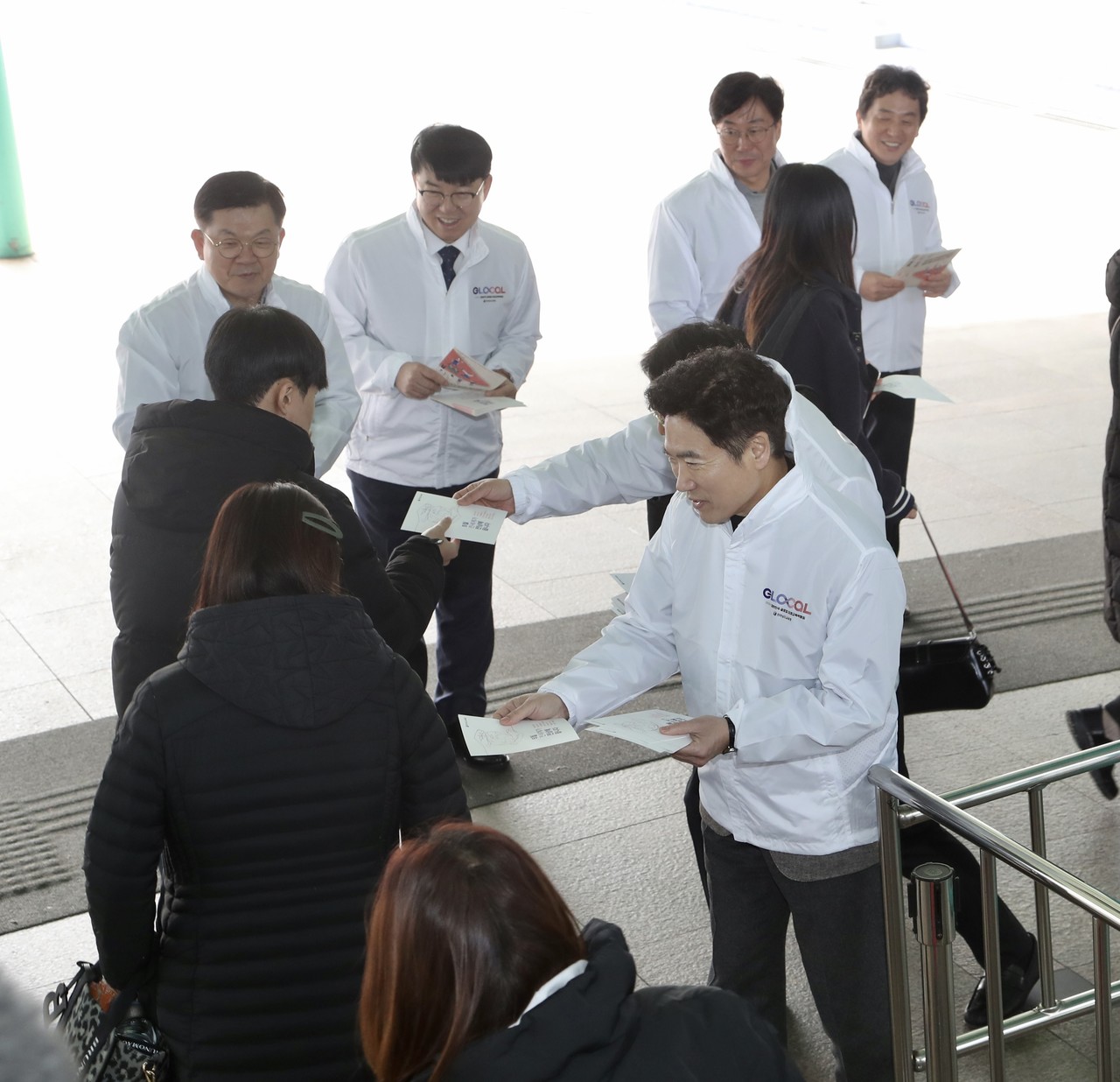 ▲ 귀성객과 도민에게 2024 대한민국 글로컬 미래교육박람회를 홍보하고 있다.