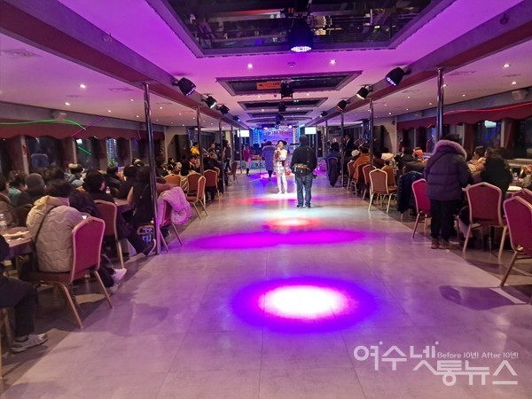 ▲ 1층에서 공연하는 모습. 사진 김기언.