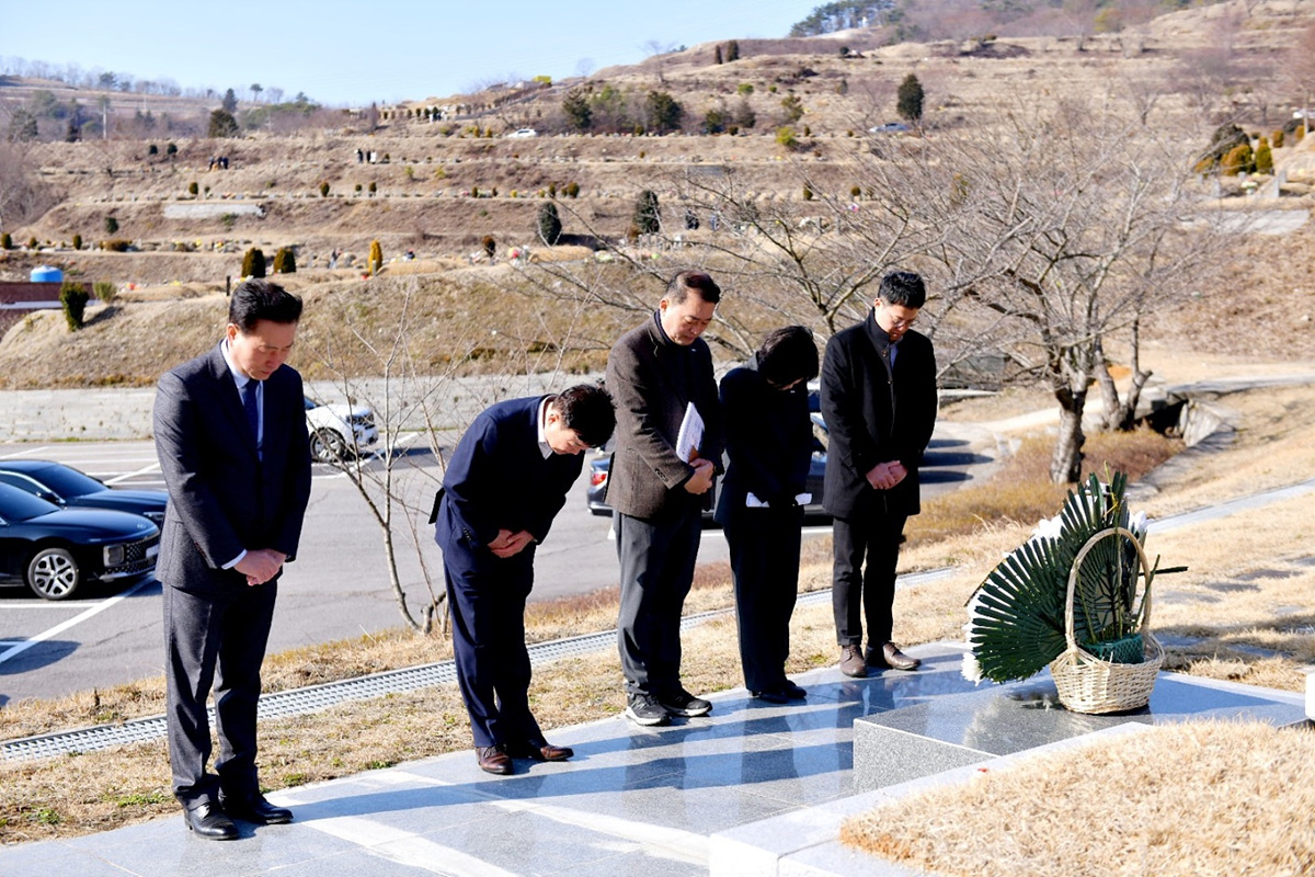 ▲ 여순사건 희생자 묘역을 참배하는 정기명 시장