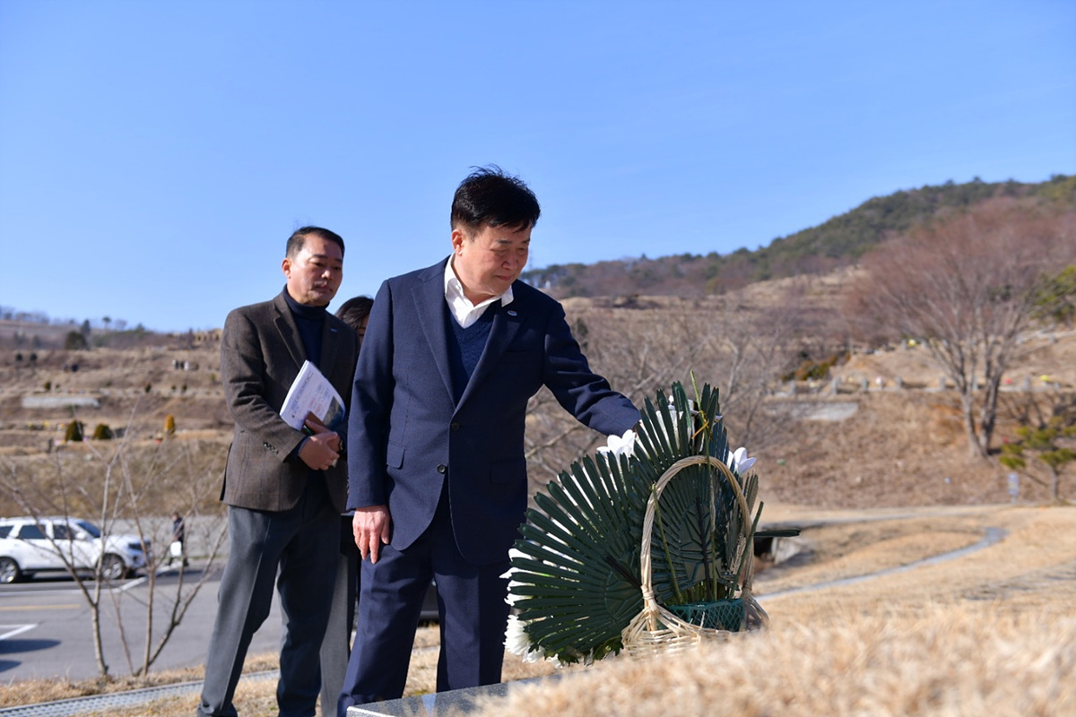 ▲ 여순사건 희생자 묘역을 참배하는 정기명 시장 