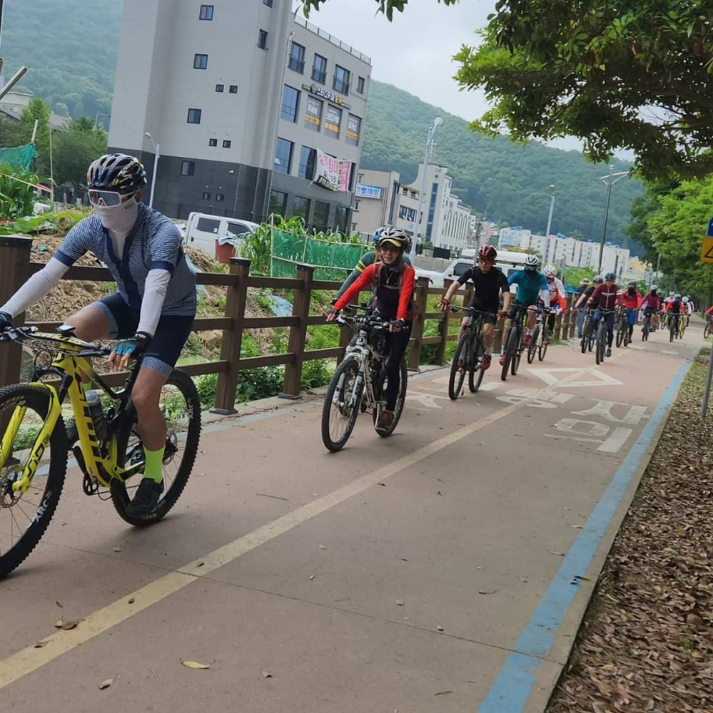 ▲ 옛 철길 자전거 도로에서 라이딩을 즐기는 시민