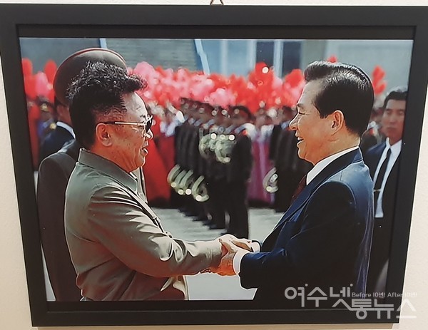 ▲ 남북 정상회담을 위해 평양 순안 공항에 도착한 김대중 대통령과 영빈 나온 김정일 국방위원장이 밝은 표정으로 악수하고 있다 (2000년 6월)