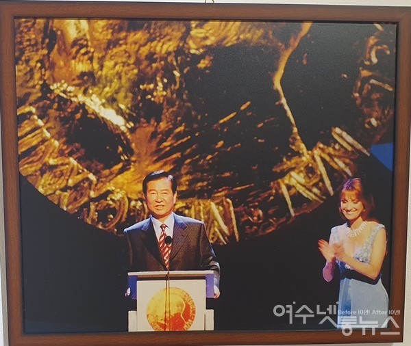 ▲ 김대중 대통령은 한국인 최초로 노벨평화상을 받음 (2000년 12월 10일). 로마에서 열린 노벨평화상 수상자 세계정상회의에서 개막 연설하다.