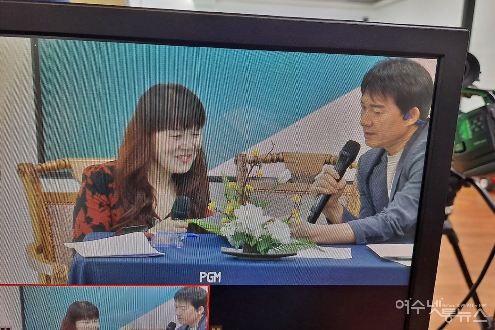 ▲ 여수넷통TV 유튜브 생방송, 심명남 대표와 여수넷통 정기회원인 윤정희씨가 함께 진행을 맡았다. ⓒ조찬현