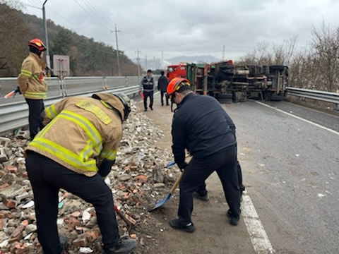 ▲ 폐기물 처리차량이 넘어진 도로를 청소하고 있다.