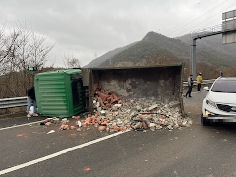 ▲  폐기물 처리차량이 넘어진 도로