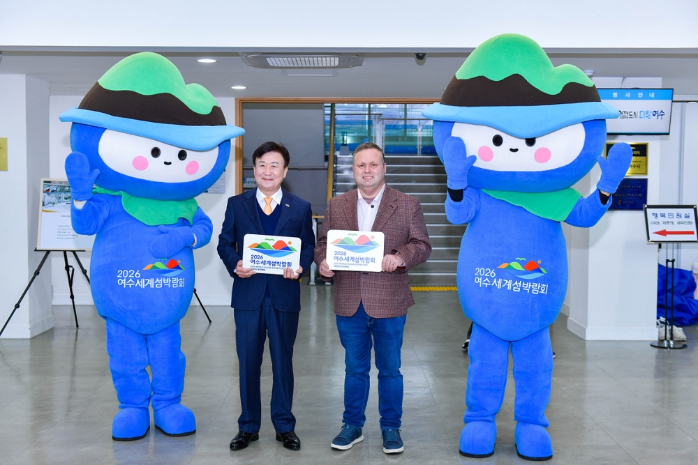 ▲ 정기명 시장과 팝페라 가수 폴 포츠가 2026여수세계섬박람회 홍보 사진을 찍고 있다. 