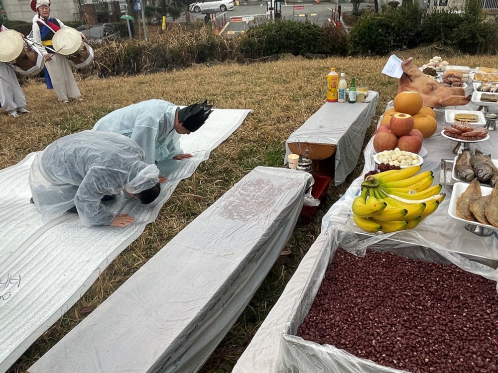 ▲ 쌍봉동주민센터 앞 당산나무에서 당산제를 지내고 있다. 