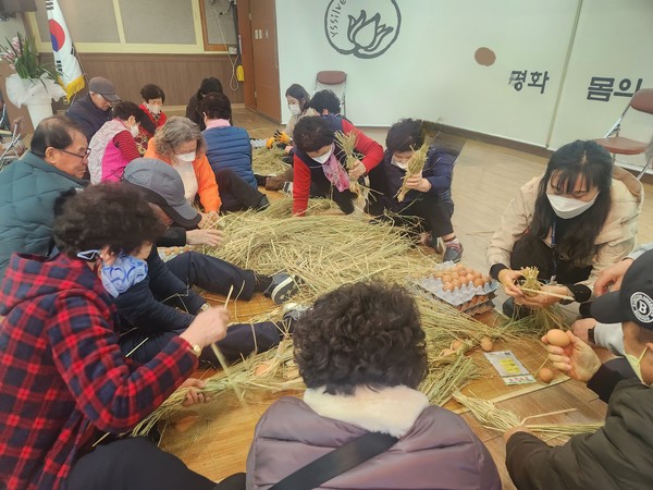 ▲ ⓒ지푸라기 계란꾸러미 체험으로 옛 추억을 상기시키며