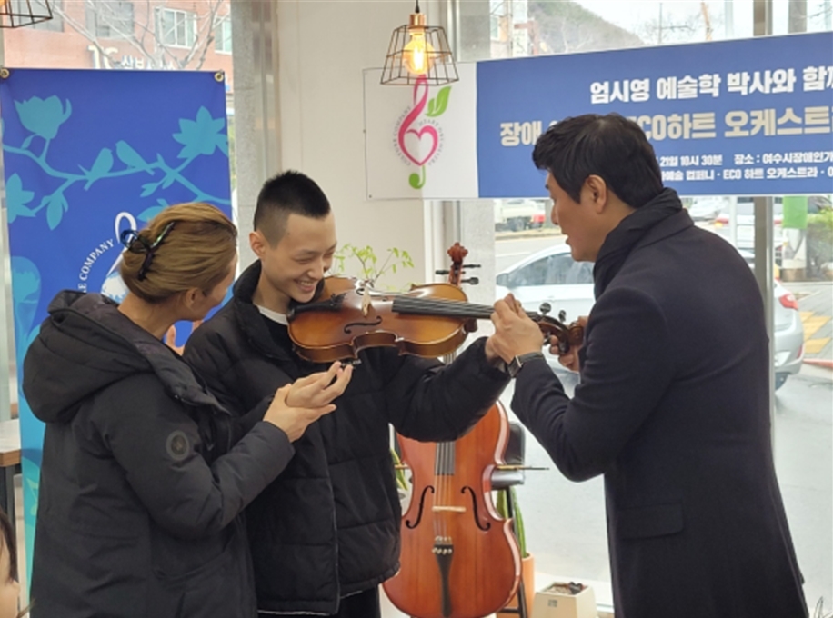 ▲ 오케스트라 단원의 연주를 살피는 엄시영 지휘자