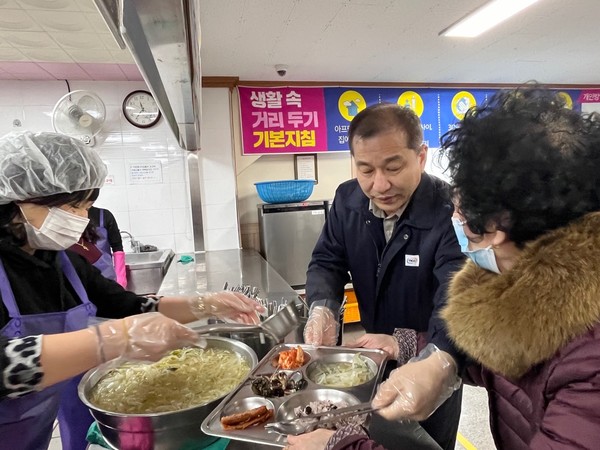 ▲ 정월대보름 오곡밥과 나물을 나눠드리고 있다. (가운데 여천NCC(주) 최호원과장