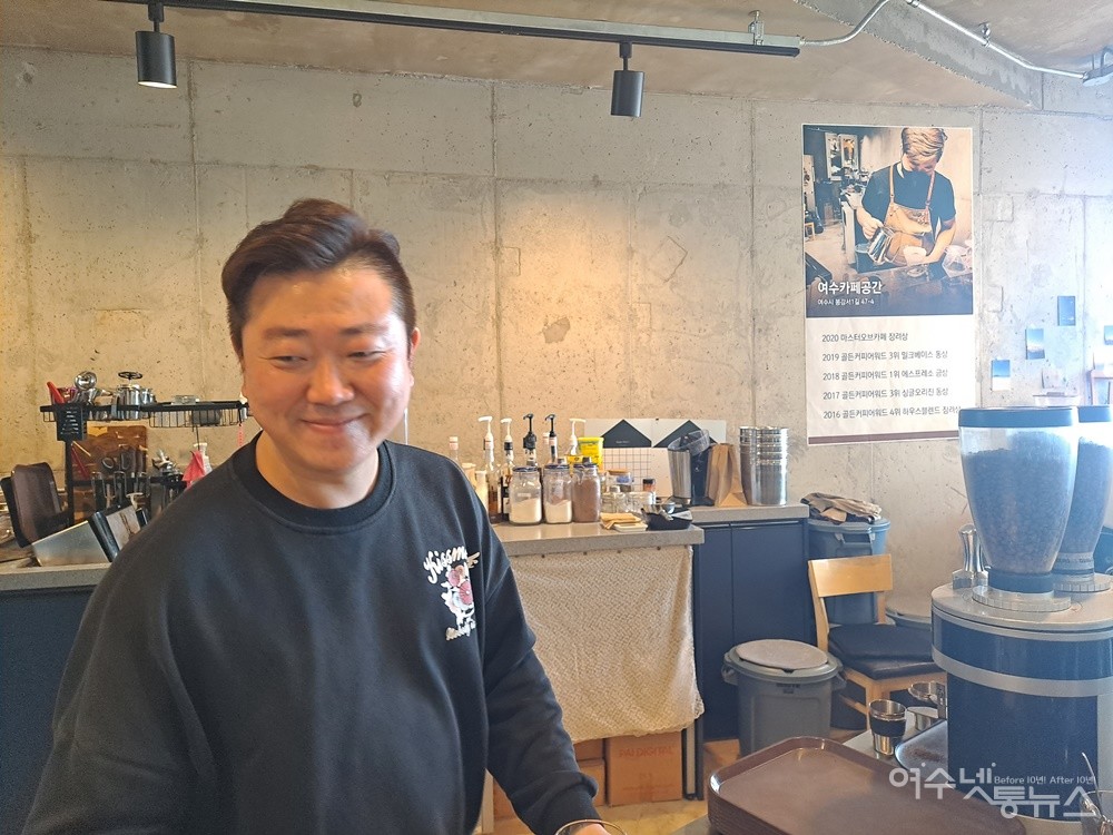▲여수 봉강동 카페 공간 박용균 대표다, ⓒ조찬현