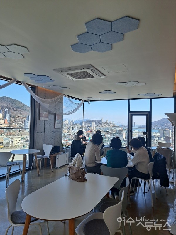 ▲저 멀리 여수의 아름다운 바다가 눈길을 사로잡는다.  ⓒ조찬현