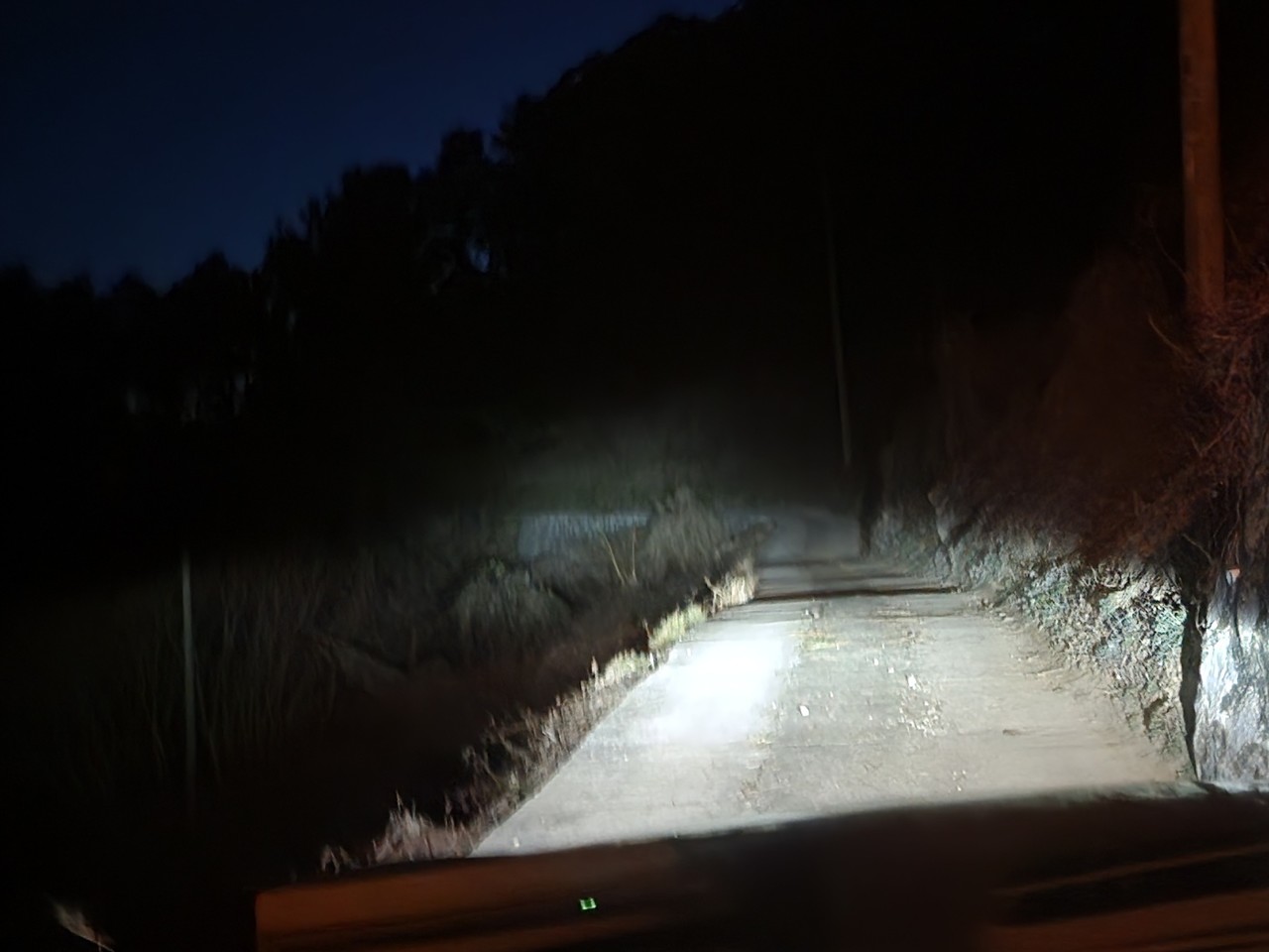 ▲ 이곳을 찾은 관광객들은 오줌을 지릴정도로 무서운 길이라며 안전을 위해 빠른시일내 농로길을 정비하라고 입을 모은다