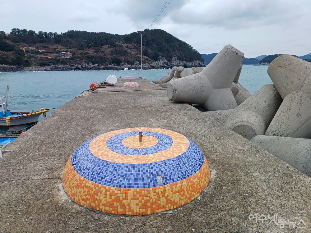 ▲ 볼라벤 태풍에 30톤 가량의 테트라포드가 방파제를 넘어 왔는데도 지금까지 방치되고 있다.