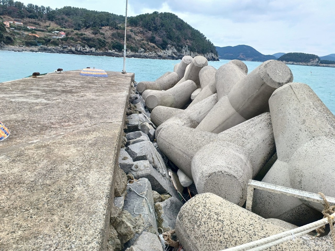 ▲ 태풍에 1미터가량 내려앉은 테트라포드